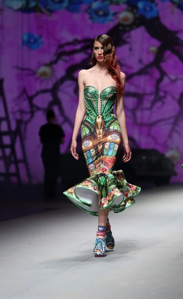 Modell bär kläder gjorda av zigman på "cro en porter" show — Stockfoto
