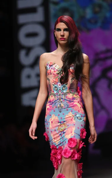 Модель моды носит одежду, сделанную Зигманом на шоу "CRO A PORTER" — стоковое фото