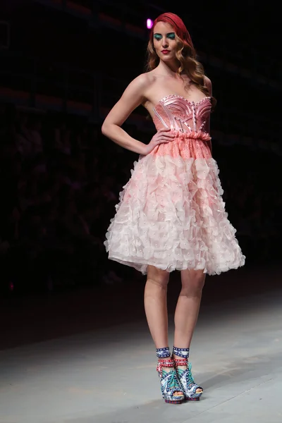Modell bär kläder gjorda av zigman på "cro en porter" show — Stockfoto
