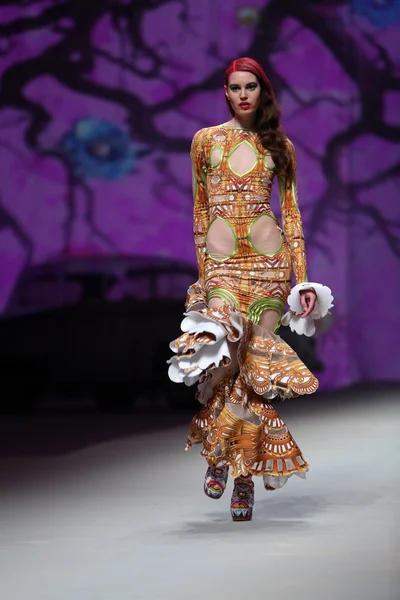 Fashion model draagt kleding die aan zigman op "cro een porter" show — Stockfoto