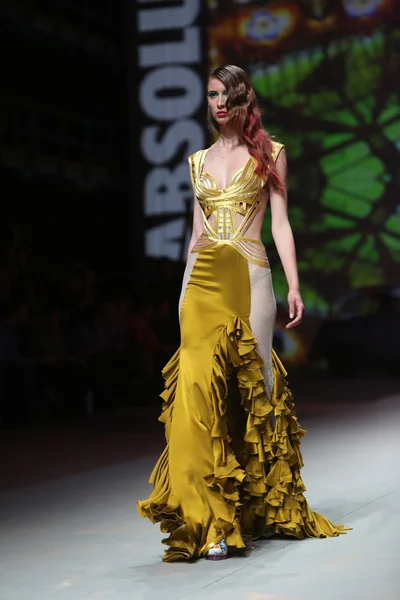 Modelo de moda lleva ropa hecha por Zigman en "CRO A PORTER" show —  Fotos de Stock