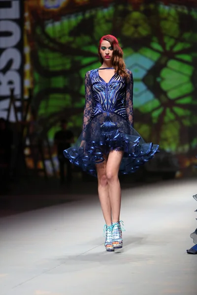 Modelo de moda lleva ropa hecha por Zigman en "CRO A PORTER" show — Foto de Stock