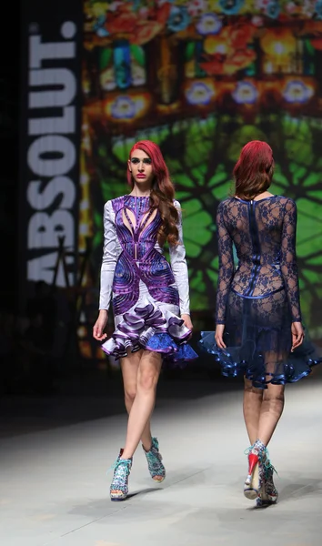 Modelo de moda usa roupas feitas por Zigman em "CRO A PORTER" show — Fotografia de Stock