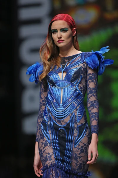 Modelo de moda lleva ropa hecha por Zigman en "CRO A PORTER" show — Foto de Stock