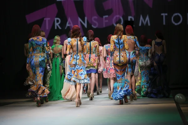 Modelo de moda usa roupas feitas por Zigman em "CRO A PORTER" show — Fotografia de Stock
