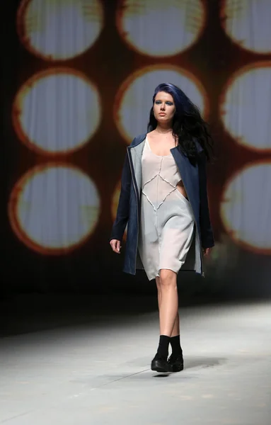 Divat modell visel ruhát tett vedrana mastela show "cro a portás" — Stock Fotó