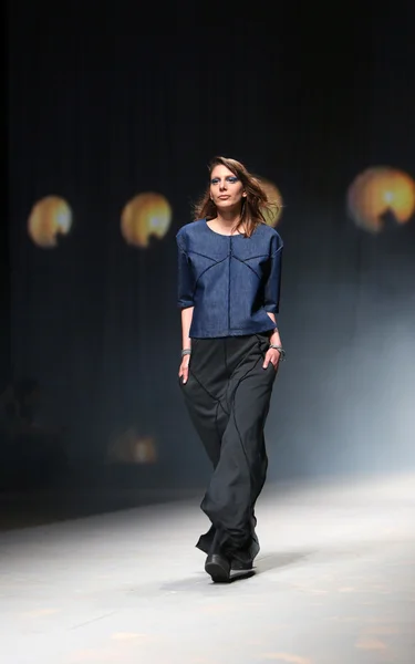 Modell bär kläder gjorda av vedrana mastela på "cro en porter" show — Stockfoto