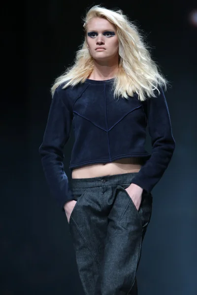 Fashion model draagt kleding gemaakt door vedrana mastela op "cro een porter" show — Stockfoto