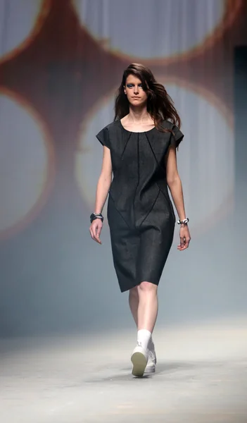 Modelo de moda lleva ropa hecha por Vedrana Mastela en "CRO A PORTER" show —  Fotos de Stock