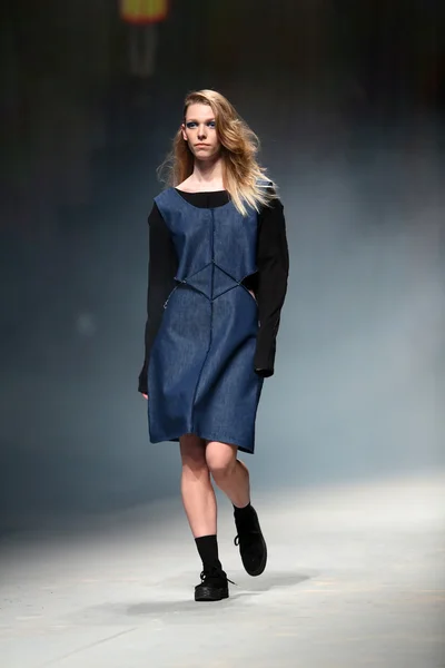 Moda modella indossa abiti realizzati da Vedrana Mastela in mostra "CRO A PORTER" — Foto Stock