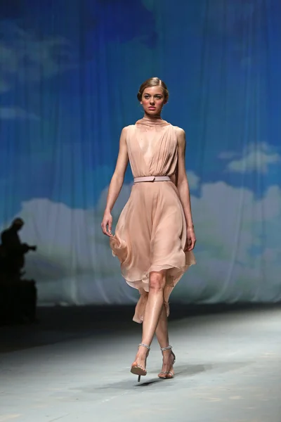 Modelo de moda usa roupas feitas por Nebo em "CRO A PORTER" show — Fotografia de Stock