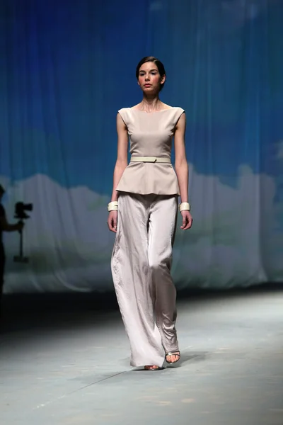 Moda modella indossa abiti realizzati da Nebo in mostra "CRO A PORTER" — Foto Stock