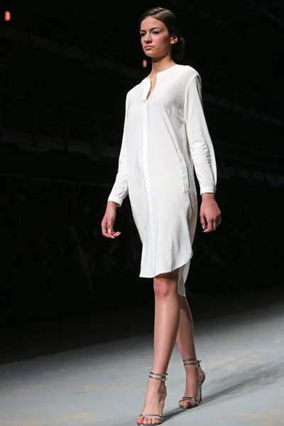 Fashion model draagt kleding gemaakt door nebo op "cro een porter" show — Stockfoto