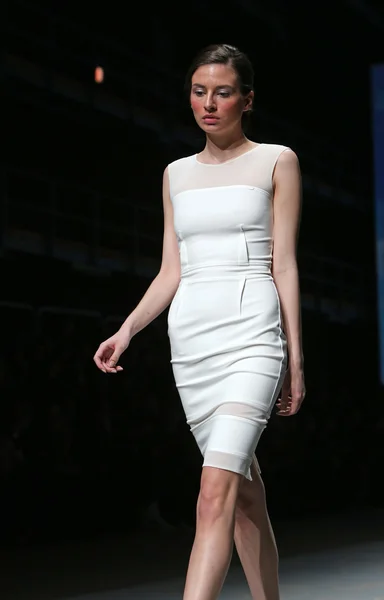 Модная модель носит одежду Небо на шоу "CRO A PORTER" — стоковое фото