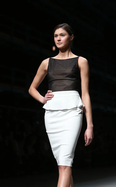 Fashion model draagt kleding gemaakt door nebo op "cro een porter" show — Stockfoto