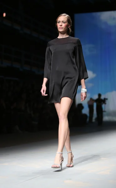Moda model nosi ubrania wykonane przez nebo na "cro porter" Pokaż — Zdjęcie stockowe