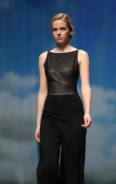 Modelo de moda lleva ropa hecha por Nebo en "CRO A PORTER" show —  Fotos de Stock