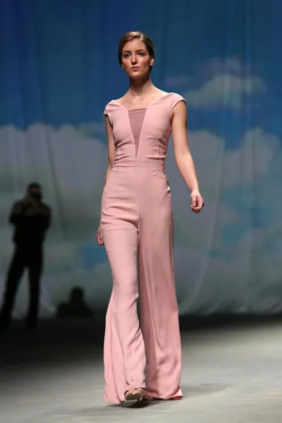 Модная модель носит одежду Небо на шоу "CRO A PORTER" — стоковое фото
