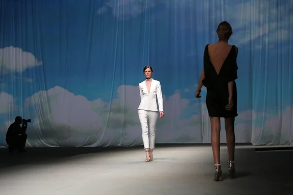 Modell bär kläder gjorda av nebo på "cro en porter" show — Stockfoto