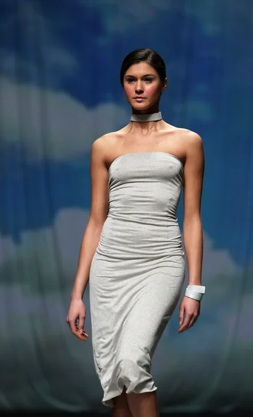 Modelo de moda usa roupas feitas por Nebo em "CRO A PORTER" show — Fotografia de Stock