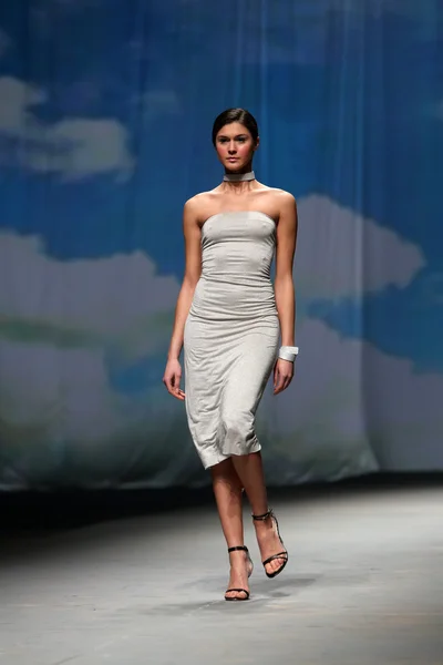 Modelo de moda lleva ropa hecha por Nebo en "CRO A PORTER" show —  Fotos de Stock