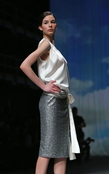 Moda modella indossa abiti realizzati da Nebo in mostra "CRO A PORTER" — Foto Stock