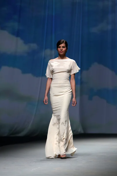 Modelo de moda lleva ropa hecha por Nebo en "CRO A PORTER" show — Foto de Stock