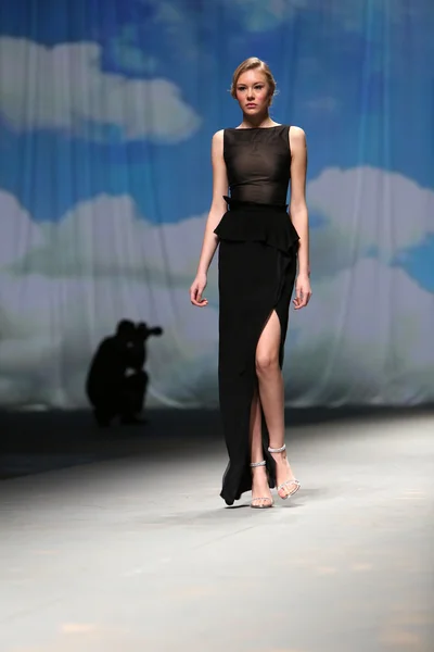 Moda model nosi ubrania wykonane przez nebo na "cro porter" Pokaż — Zdjęcie stockowe
