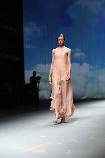 Modelo de moda lleva ropa hecha por Nebo en "CRO A PORTER" show — Foto de Stock