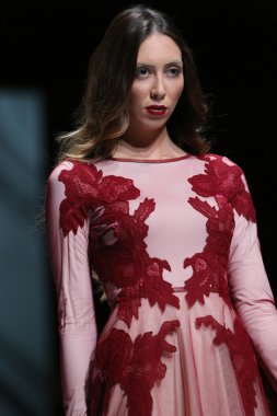 manken üzerinde 09 Nisan 2014, zagreb, Hırvatistan zagreb moda haftasında avaro figlio tarafından tasarlanan kıyafetleri.