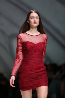 manken üzerinde 09 Nisan 2014, zagreb, Hırvatistan zagreb moda haftasında avaro figlio tarafından tasarlanan kıyafetleri.