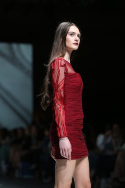 manken üzerinde 09 Nisan 2014, zagreb, Hırvatistan zagreb moda haftasında avaro figlio tarafından tasarlanan kıyafetleri.
