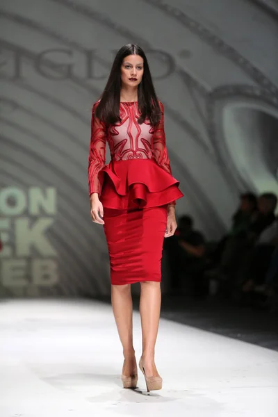 Das Model trägt Kleidung von avaro figlio auf der Zagreber Modewoche am 09. Mai 2014 in Zagreb, Kroatien. — Stockfoto