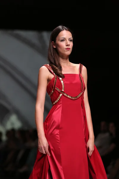 Modelo de moda vestindo roupas desenhadas por Avaro Figlio na Zagreb Fashion Week em 09 de maio de 2014 em Zagreb, Croácia . — Fotografia de Stock