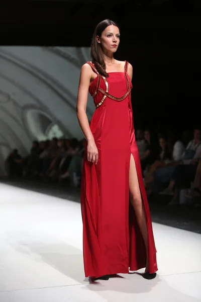 时装模特儿穿上 2014 年 5 月 9 日在克罗地亚萨格勒布萨格勒布时装周上由 avaro 电影设计的衣服. — 图库照片