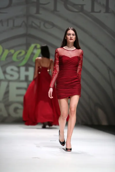 Modelo de moda con ropa diseñada por Avaro Figlio en la Semana de la Moda de Zagreb el 09 de mayo de 2014 en Zagreb, Croacia . —  Fotos de Stock