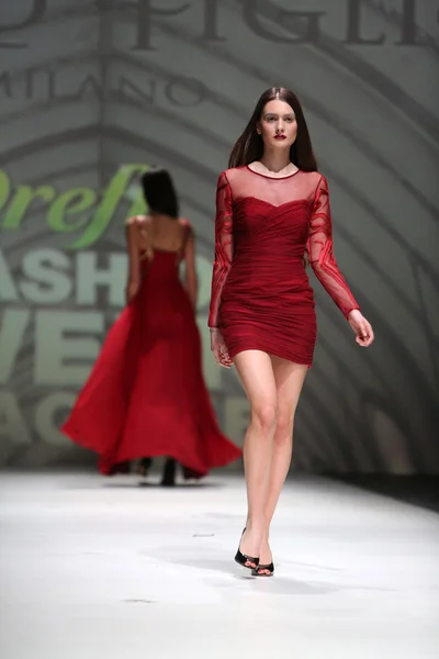 Modelo de moda con ropa diseñada por Avaro Figlio en la Semana de la Moda de Zagreb el 09 de mayo de 2014 en Zagreb, Croacia . —  Fotos de Stock