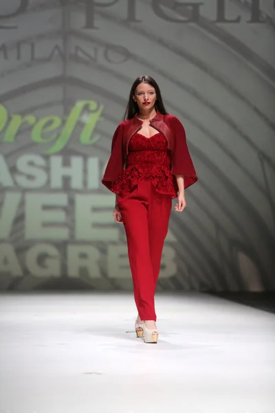 Modelo de moda vestindo roupas desenhadas por Avaro Figlio na Zagreb Fashion Week em 09 de maio de 2014 em Zagreb, Croácia . — Fotografia de Stock