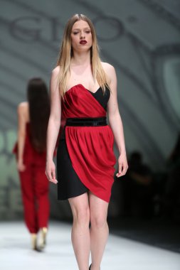 manken üzerinde 09 Nisan 2014, zagreb, Hırvatistan zagreb moda haftasında avaro figlio tarafından tasarlanan kıyafetleri