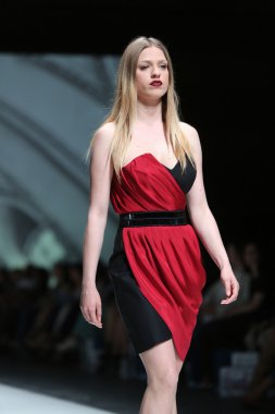 manken üzerinde 09 Nisan 2014, zagreb, Hırvatistan zagreb moda haftasında avaro figlio tarafından tasarlanan kıyafetleri