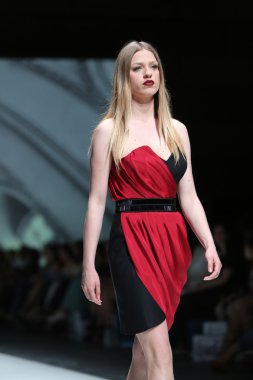 manken üzerinde 09 Nisan 2014, zagreb, Hırvatistan zagreb moda haftasında avaro figlio tarafından tasarlanan kıyafetleri