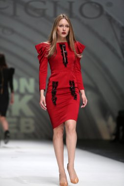 manken üzerinde 09 Nisan 2014, zagreb, Hırvatistan zagreb moda haftasında avaro figlio tarafından tasarlanan kıyafetleri