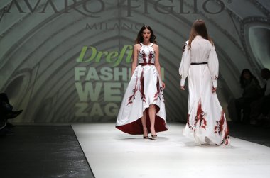 manken üzerinde 09 Nisan 2014, zagreb, Hırvatistan zagreb moda haftasında avaro figlio tarafından tasarlanan kıyafetleri