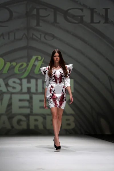 时装模特儿穿上 2014 年 5 月 9 日在克罗地亚萨格勒布萨格勒布时装周上由 avaro 电影设计的衣服 — 图库照片