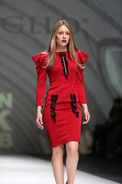 โมเดลแฟชั่นสวมเสื้อผ้าที่ออกแบบโดยอาวาโร ฟิกโอลี ในสัปดาห์แฟชั่นซาเกร็บเมื่อวันที่ 9 พฤษภาคม ค.ศ. 2014 ในซาเกร็บ โครเอเชีย — ภาพถ่ายสต็อก
