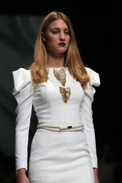 Fashion model wearing clothes designed by Avaro Figlio on the Zagreb Fashion Week on May 09, 2014 in Zagreb, Croatia — Stock Photo, Image