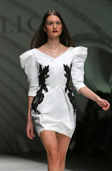 Fashion model wearing clothes designed by Avaro Figlio on the Zagreb Fashion Week on May 09, 2014 in Zagreb, Croatia — Stock Photo, Image