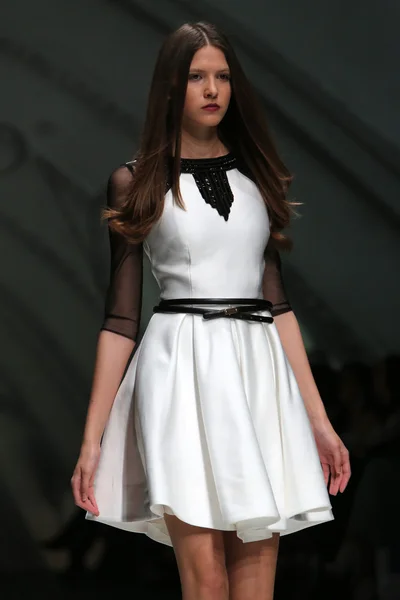 Modelo de moda vestindo roupas desenhadas por Avaro Figlio na Zagreb Fashion Week em 09 de maio de 2014 em Zagreb, Croácia — Fotografia de Stock