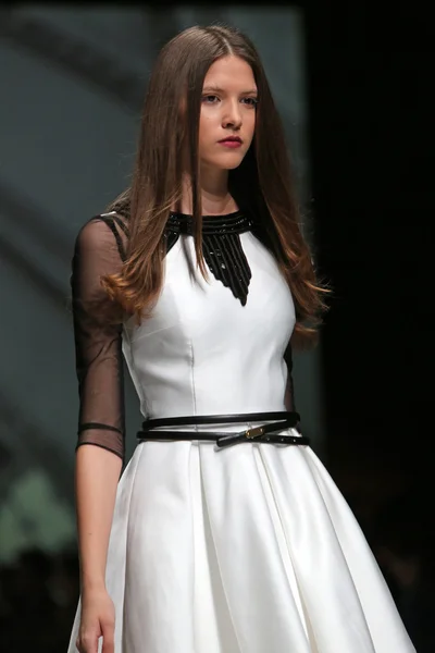Modelo de moda vestindo roupas desenhadas por Avaro Figlio na Zagreb Fashion Week em 09 de maio de 2014 em Zagreb, Croácia — Fotografia de Stock