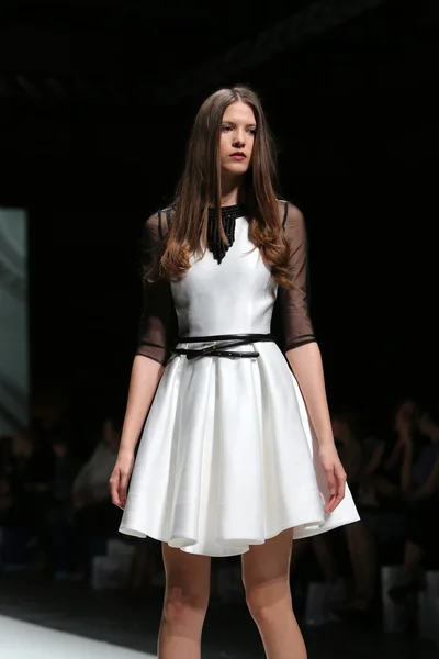 Modell bär kläder designade av avaro figlio på modeveckan zagreb den 09 maj, 2014 i zagreb, Kroatien — Stockfoto